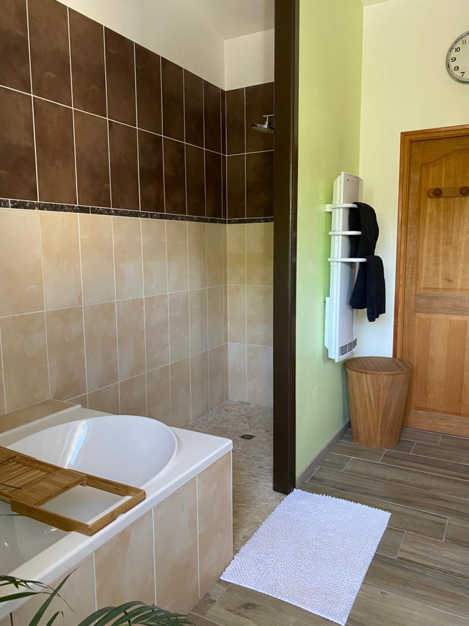 Вилла Les 5 Timbres Montpellier-de-Medillan Экстерьер фото